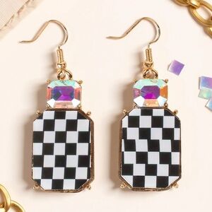 NWT! Geometric Black and White Earrings with Crystal Accent! 🤩